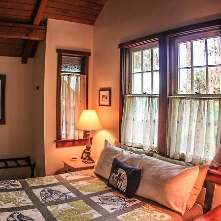 Ferny Hollow: Romantic Rainforest Cottage โวลคาโน ภายนอก รูปภาพ
